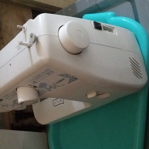 Sewing machine - Picture 4 of 7